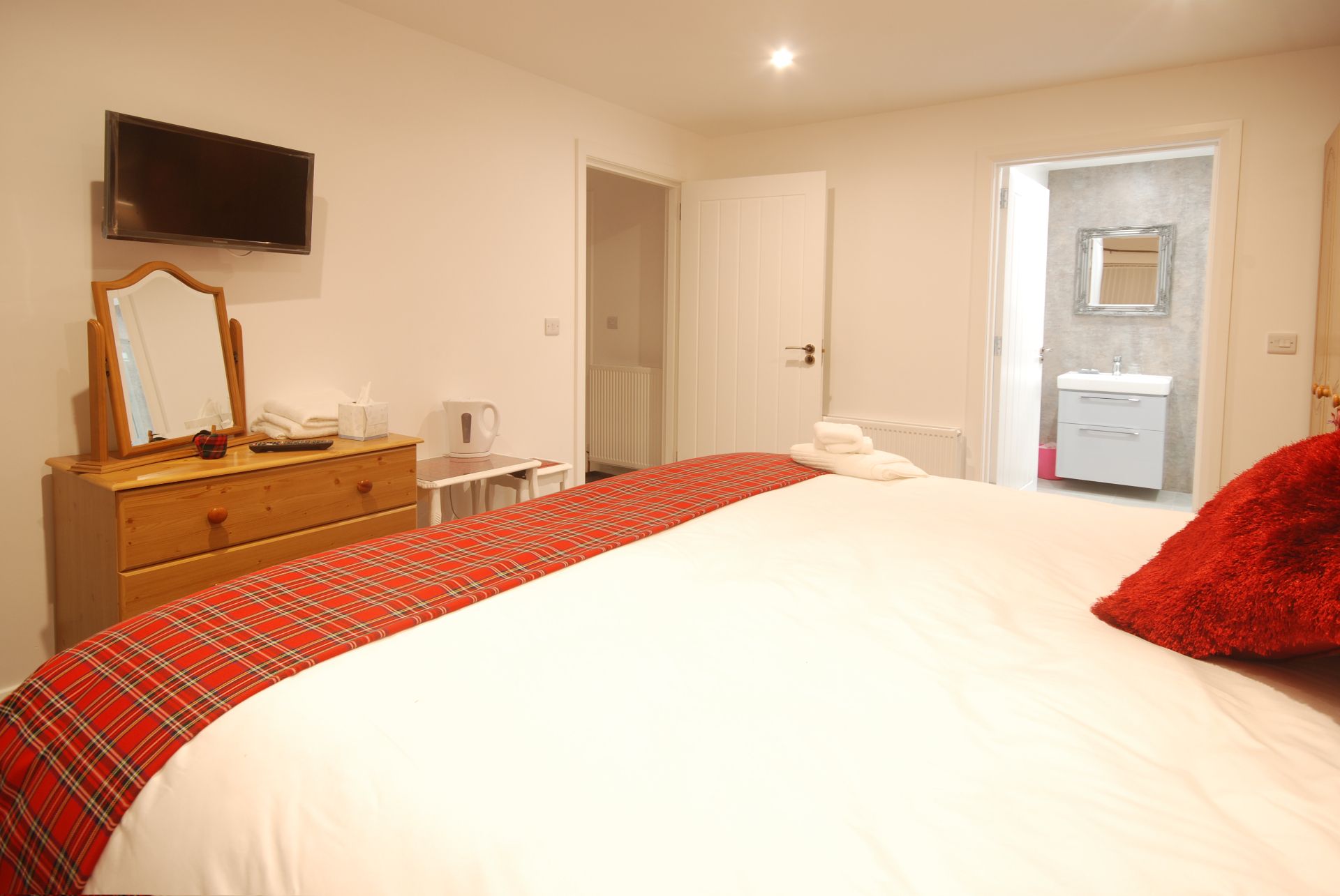 Bedroom 2, Arran View B&B — superking or twin layout